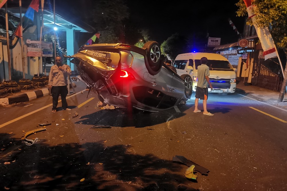 Honda BRV Terguling Usai Tabrak Mobil Parkir di Jalan Sisingamangaraja Jogja