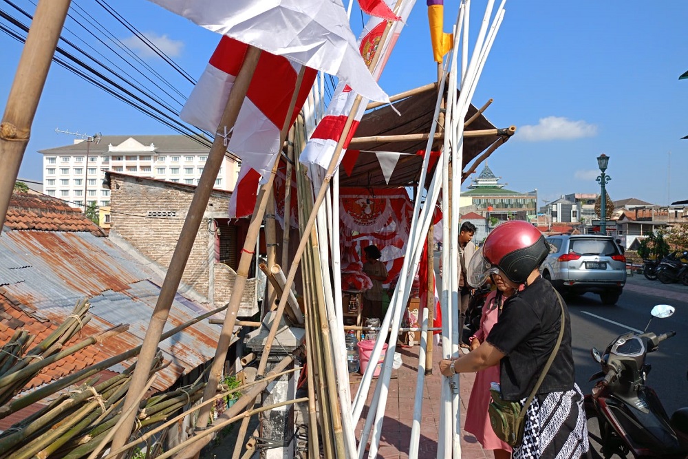 Cerita Penjual Bendera Musiman Jelang HUt Kemerdekaan RI, Tahun Ini Lebih Laris Tiangnya Ketimbang Benderanya