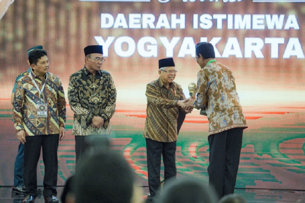 Seratus Persen Warga Terlindungi JKN, DIY Terima Penghargaan UHC Awards
