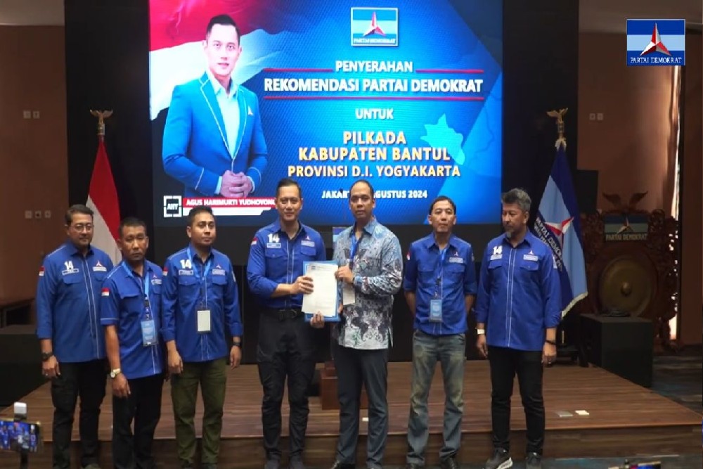 Resmi! AHY Berikan Langsung Surat Rekomendasi DPP Demokrat ke Rony Wijaya untuk Pilkada Bantul