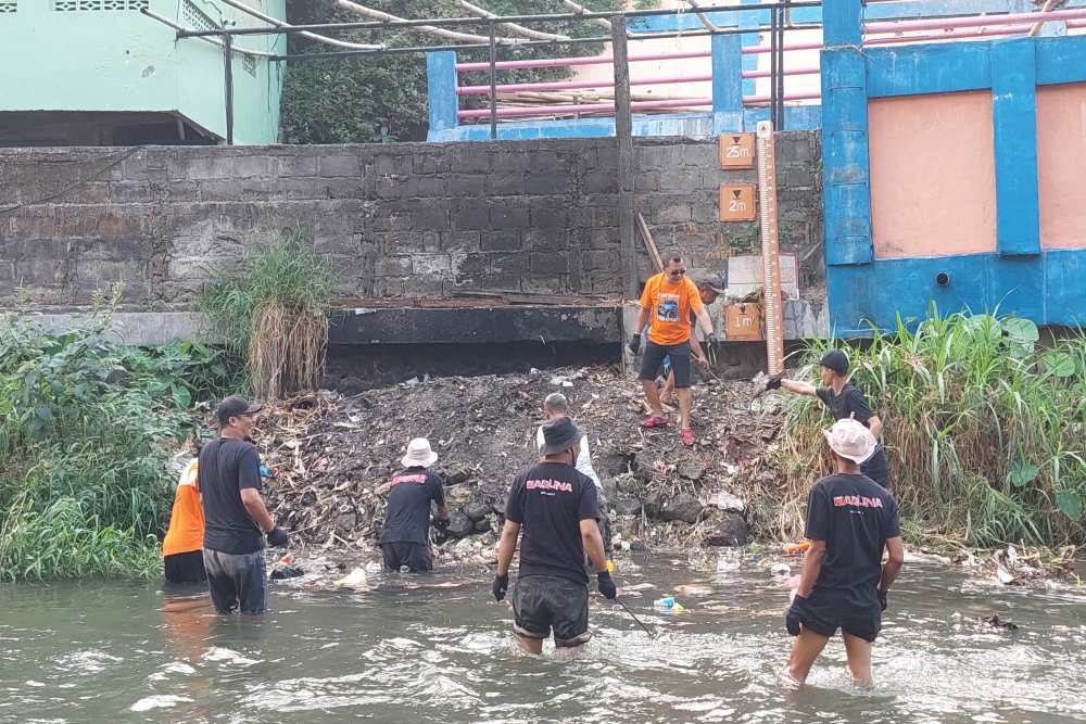 Bersihkan Kali Code, Baguna dan DPC PDIP Yogyakarta Ajak Masyarakat Jaga Kebersihan Sungai