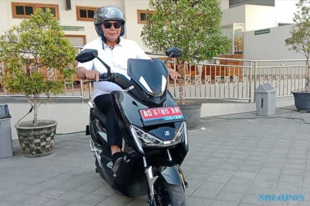 Naik Motor Listrik Saat Berdinas, Wali Kota Solo Teguh Prakosa: Ora Zamane Pencitraan