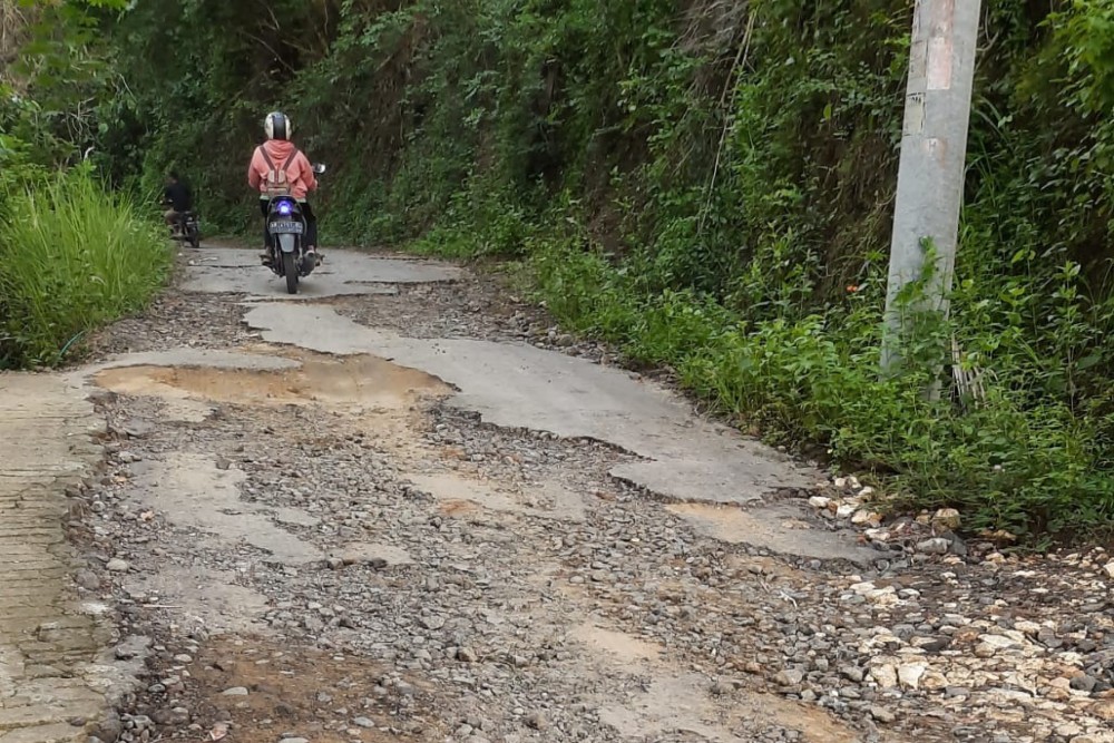 Sempat Direncanakan Jadi Jalur Bedah Menoreh, Jalan Hargomulyo Kini Rusak Parah