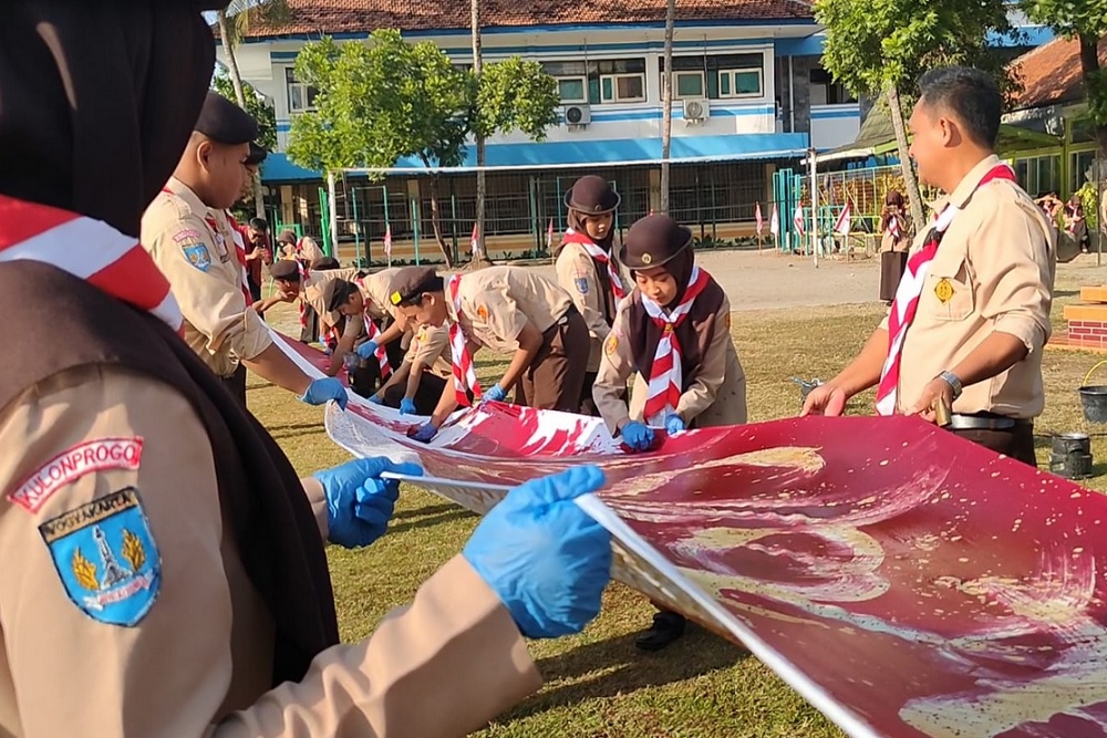 SMKN 2 Pengasih Semarakkan HUT RI dengan Melukis Batik Sepanjang 17 Meter