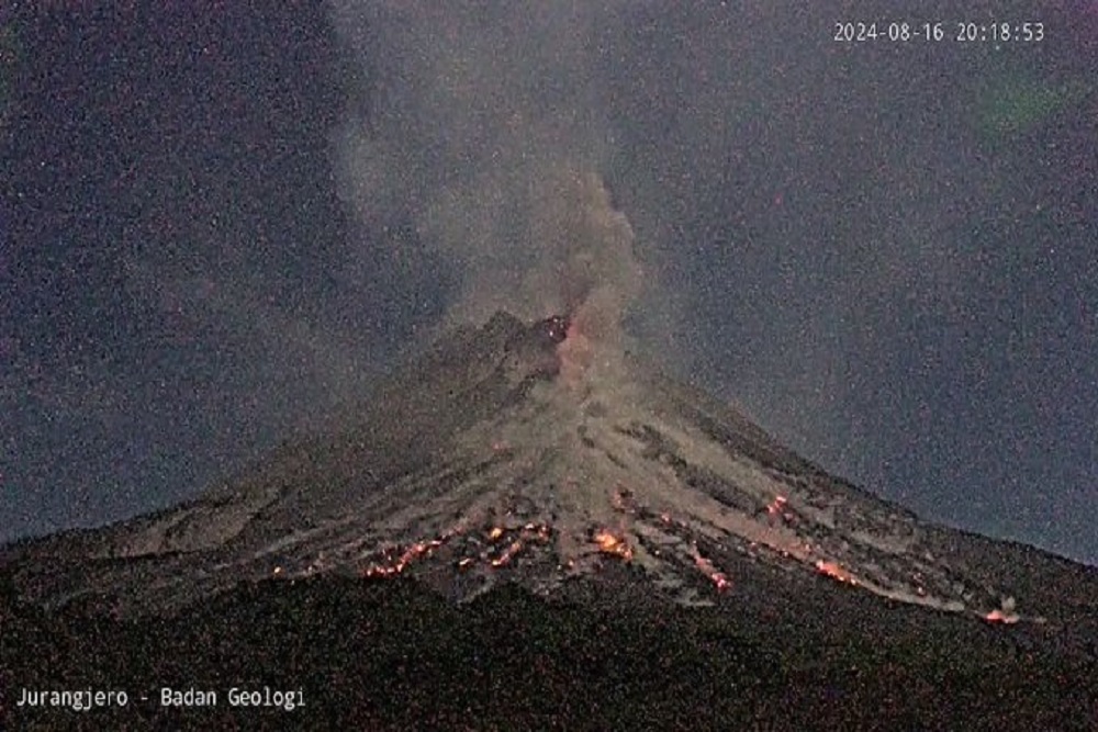 Gunung Merapi Erupsi Malam Ini, Luncurkan Awan Panas 1.300 Meter Arah Kali Bebeng