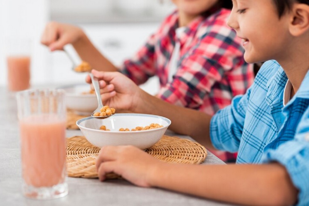 Begini Cara Mengurangi Konsumsi Makanan dan Minuman Manis pada Anak-anak