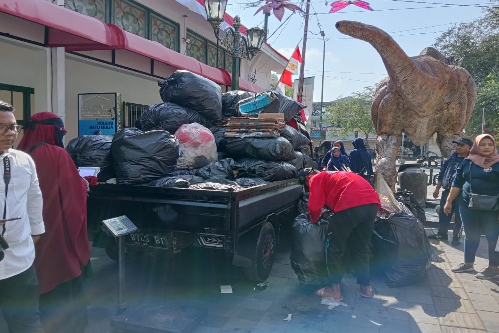 Pedagang Tm Bersihkan Sampah Di Kawasan Sumbu Filosofi Malioboro Jogja