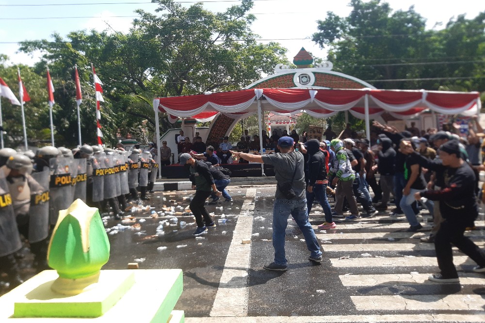 Simulasi Kericuhan Pilkada, Aparat dan Massa Bentrok di Alun-Alun Wates Kulonprogo