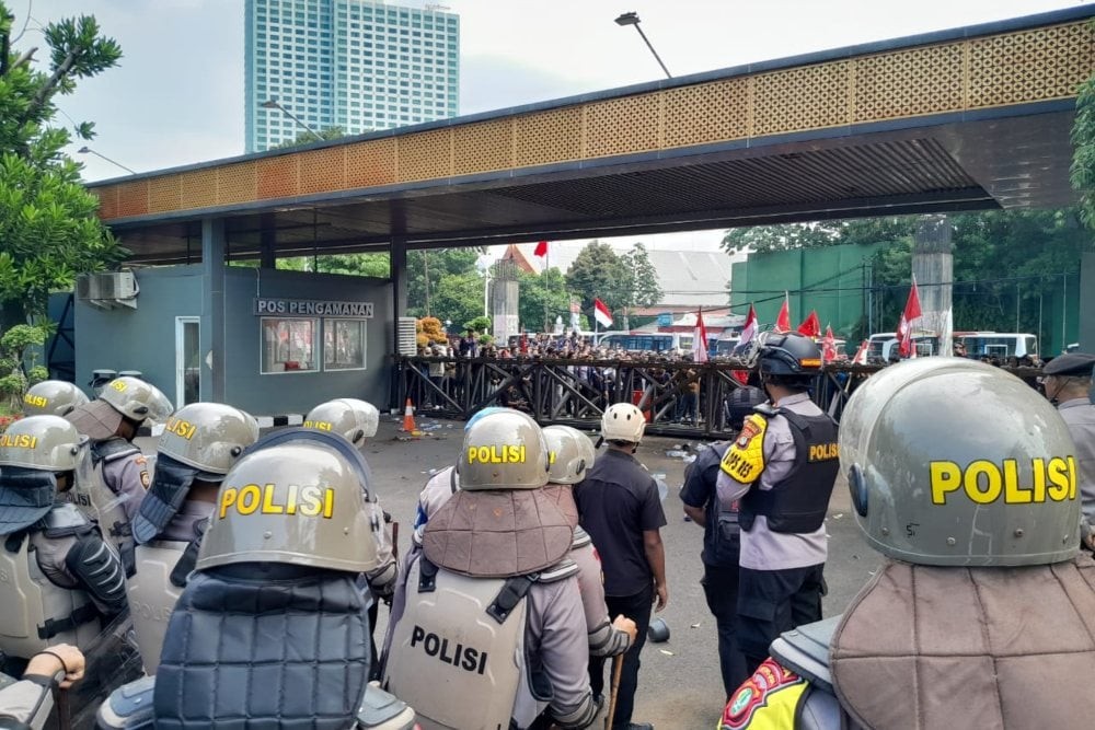 Pendemo Jebol Gerbang Pancasila Kompleks DPR RI