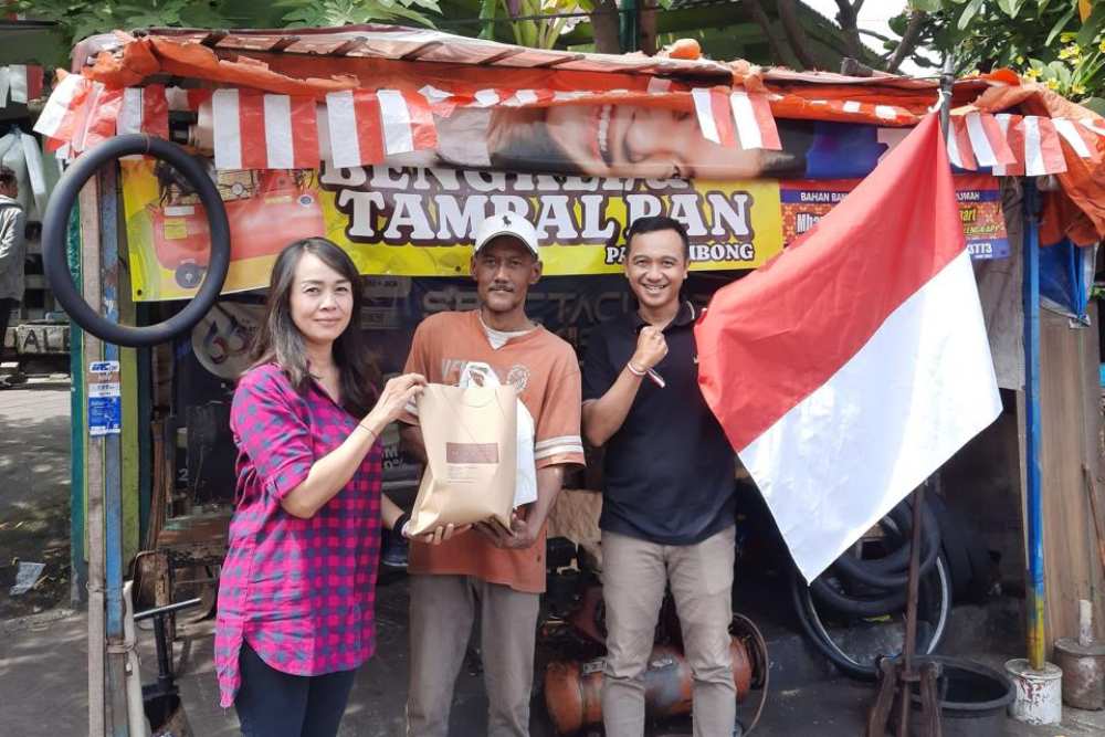 Rayakan HUT RI ke-79, Malioboro Prime Hotel Bagi-Bagi Sembako untuk Pekerja Tambal Ban