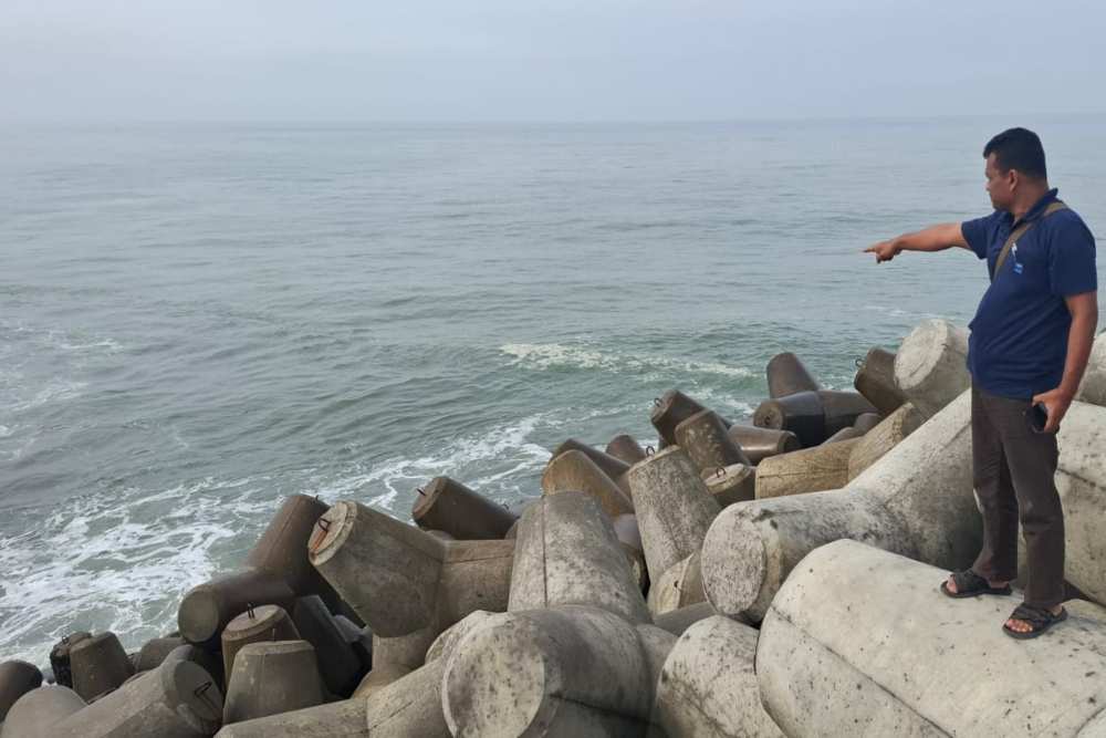 Jatuh dari Pemecah Ombak Pantai Congot, Pemancing Mabuk Nyaris Terseret Gelombang