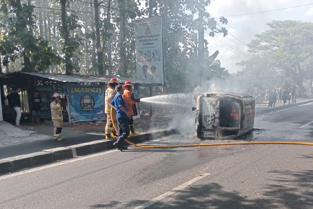 Minibus Terguling dan Terbakar di Ringroad Timur, Sejumlah Penumpang Luka-luka