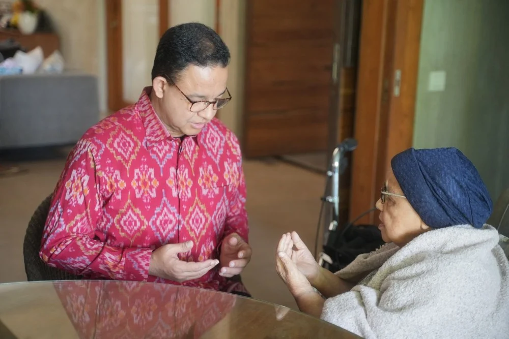 Anies Pakai Pakaian Merah Minta Restu ke Ibu Jelang PDIP Mengumumkan Calon Kepala Daerah Siang Ini