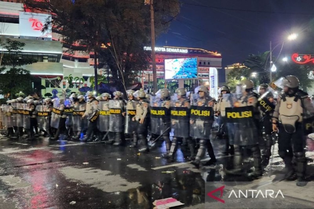 Demonstrasi Semarang Ricuh: Puluhan Mahasiswa Dilarikan ke Rumah Sakit