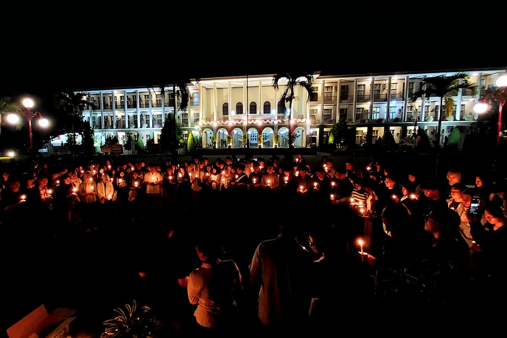 Ratusan Mahasiswa dan Dosen UGM Gelar Aksi Nyalakan Lilin Respon Situasi Darurat Demokrasi