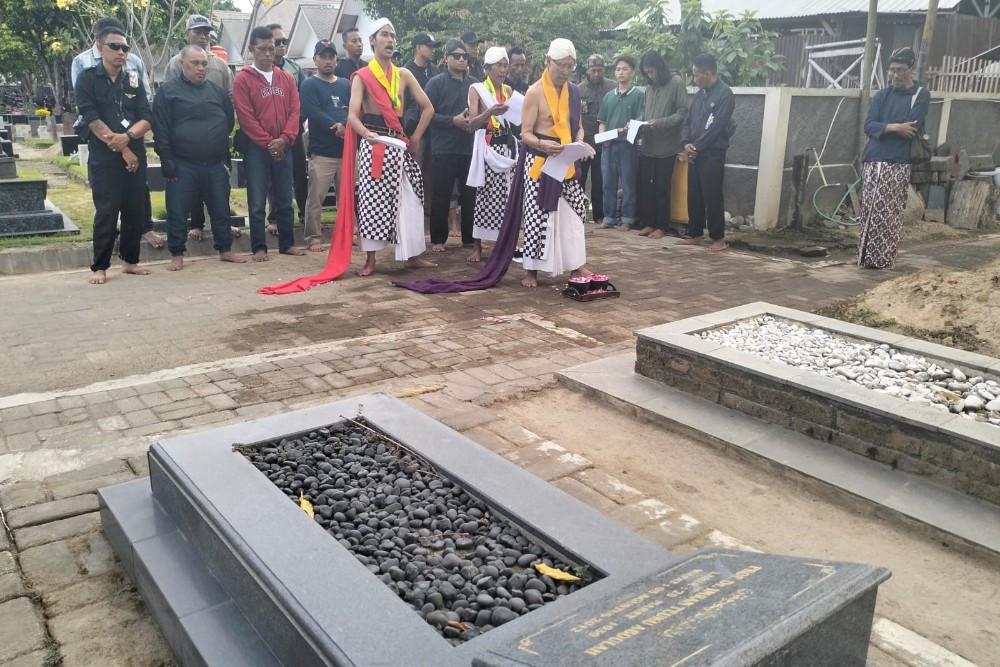 Paguyuban Kawruh Budaya Gelar Laku Budaya di Makam Sawitsari  UGM