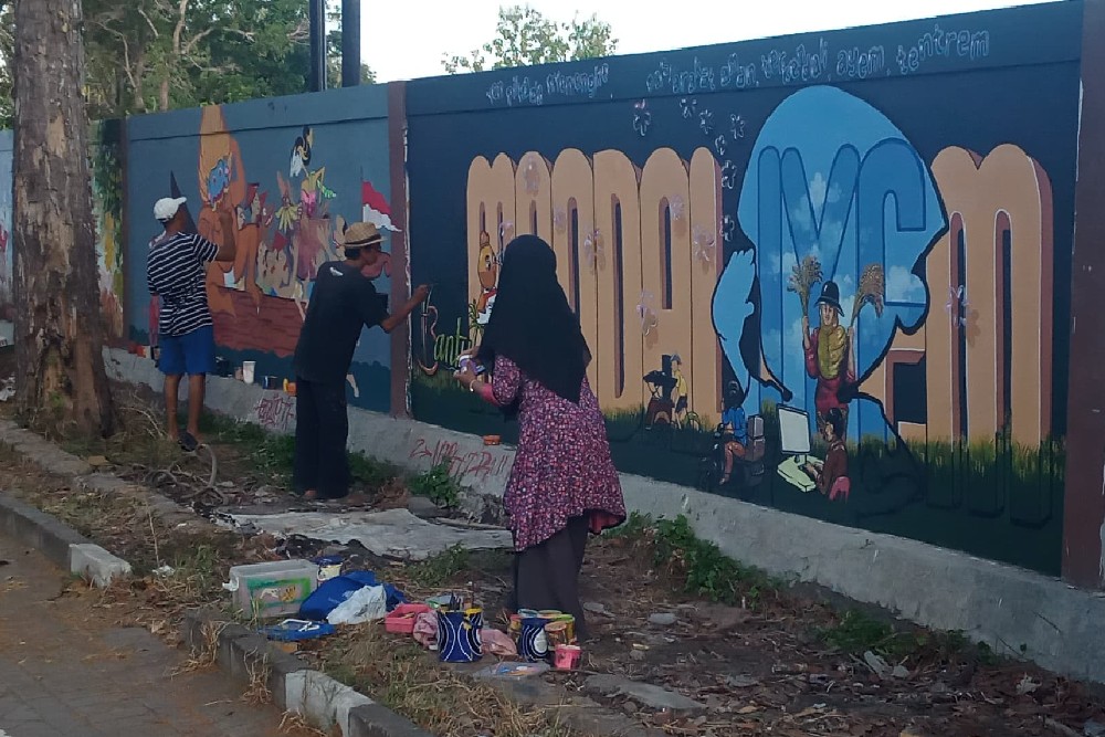 Puluhan Seniman Melukis Mural di Tembok PSG Sewon, Kampanyekan Pilkada Aman