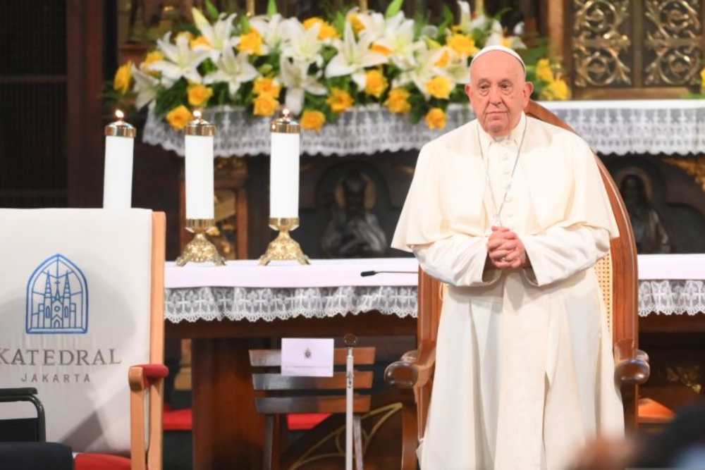 Temui Rohaniwan di Katedral Jakarta, Paus Fransiskus Disambut Anak-Anak Main Angklung