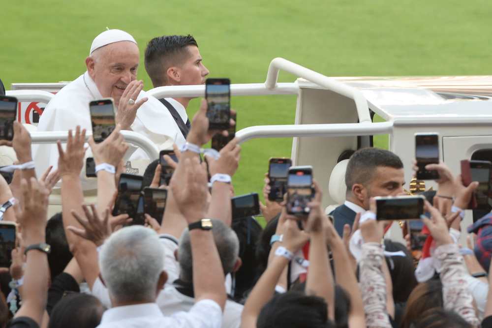 Paus Fransiskus Tiba di GBK Naik Popemobile, Ini Link Streaming Misa Kudus Sore Ini