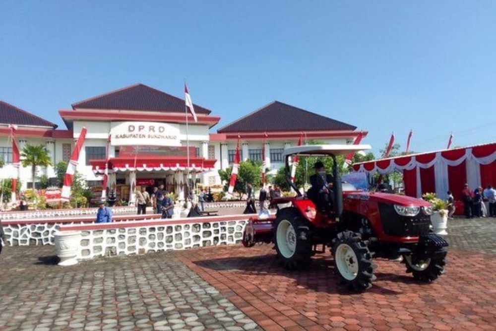 Anggota DPRD Sukoharjo Berangkat ke Pelantikan Naik Traktor
