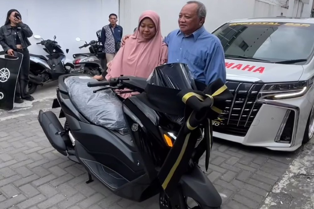 Yamaha Antar NMAX TURBO Pakai Mobil Mewah Buat Konsumen di Hari Pelanggan Nasional