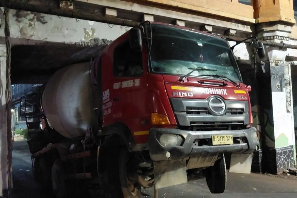 Truk Molen Tersangkut Jembatan Kereta Api di Jakarta Timur, Begini Penampakannya