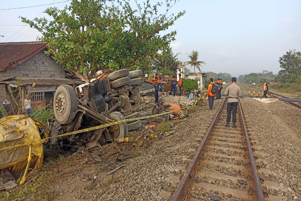 KA Taksaka Tabrak Truk Molen Terobos Palang Pintu Pelintasan Sedayu Bantul, Masinis dan Asisten Alami Cedera