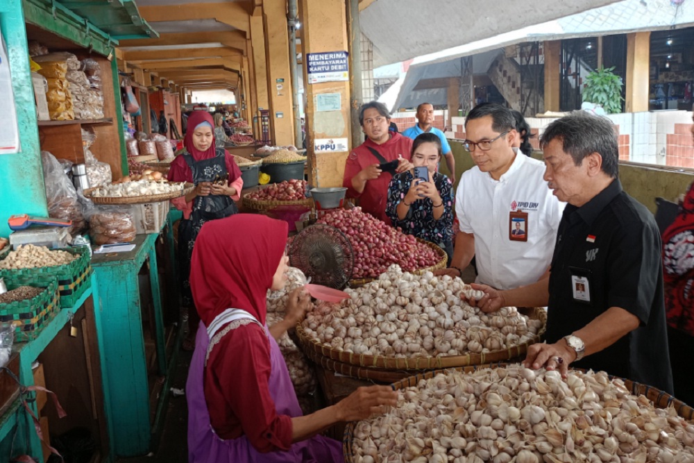 Pantau Pasar Bringharjo, Penjabat Wali Kota Jogja Klaim Harga Bahan Pokok Stabil & Pasokan Melimpah