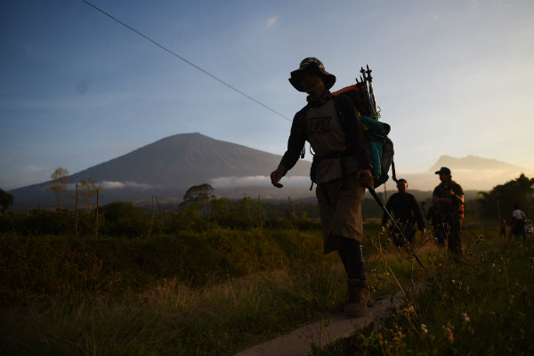 Dua Pendaki Jatuh di Gunung Rinjani, Satu Belum Ditemukan