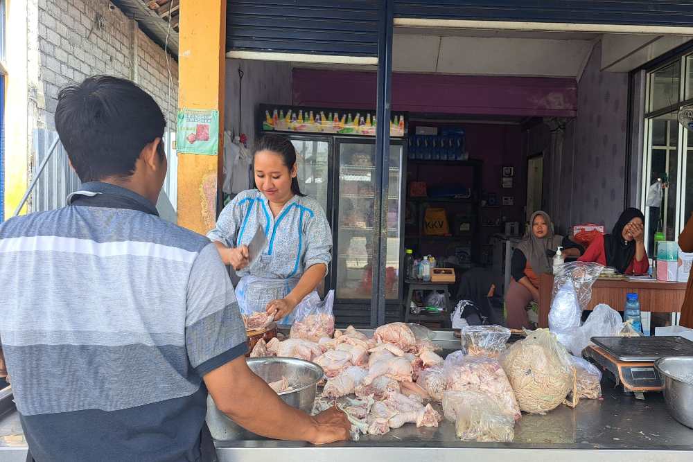 Jual Lebih Murah dari Harga Pedagang Lain, Pengusaha Daging Ayam Playen Ini Didemo