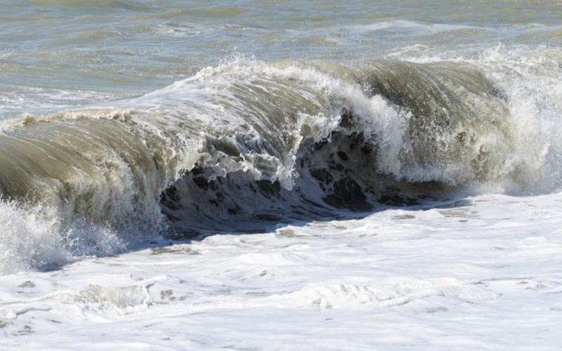 5 Rumah Makan di Pantai Depok Bantul Diterjang Gelombang Pasang