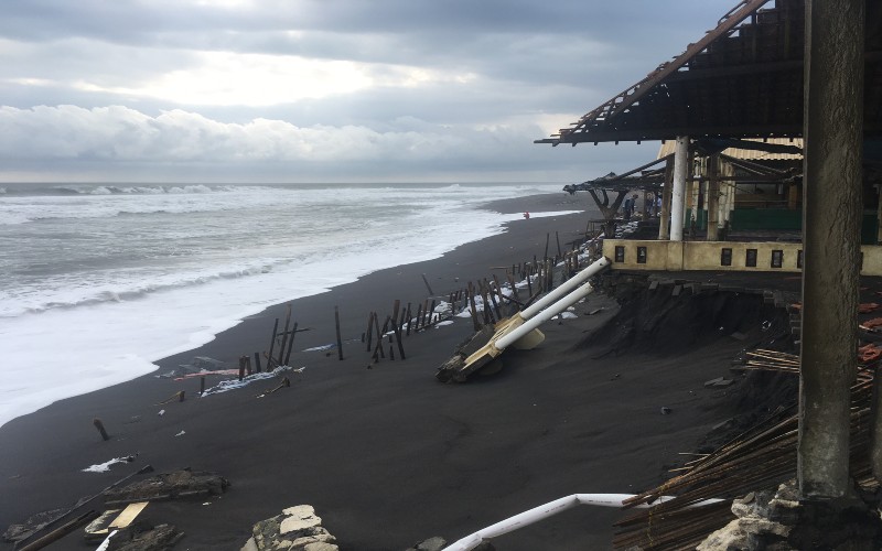 Abrasi Mengancam Pantai Selatan, BPBD DIY Minta Warga Bongkar Bangunan di Pinggir Pantai