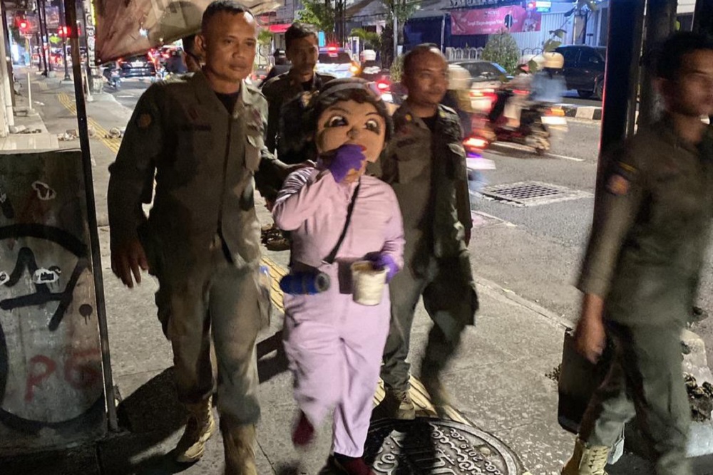 Satpol PP Jogja Tertibkan Pengamen Boneka di Jalan Laksda Adiscipto