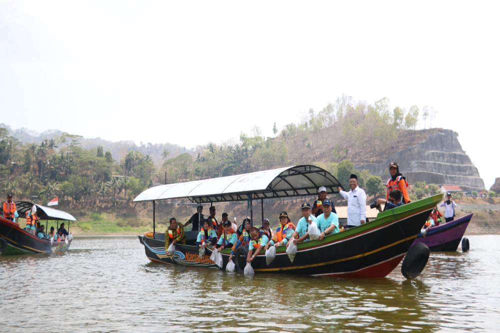 Libatkan Pengantin Baru, 20 Ribu Ikan Ditebar di Waduk Sermo