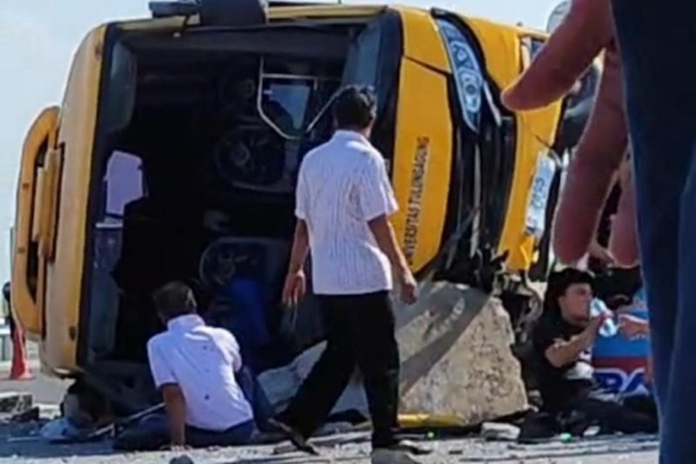 Bus Rombongan Guru SMAN 1 Kedungwaru Terguling di Tol Krian-Surabaya, 1 Orang Meninggal Dunia