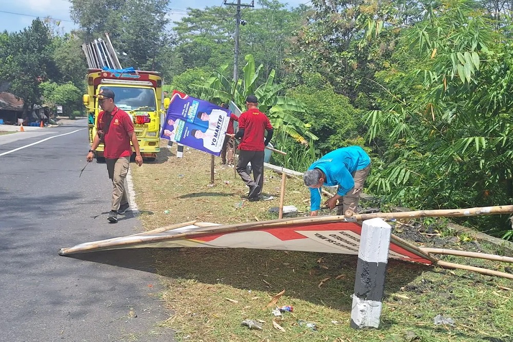 Bawaslu Purworejo Tertibkan Ribuan Alat Peraga Kampanye Melanggar Aturan