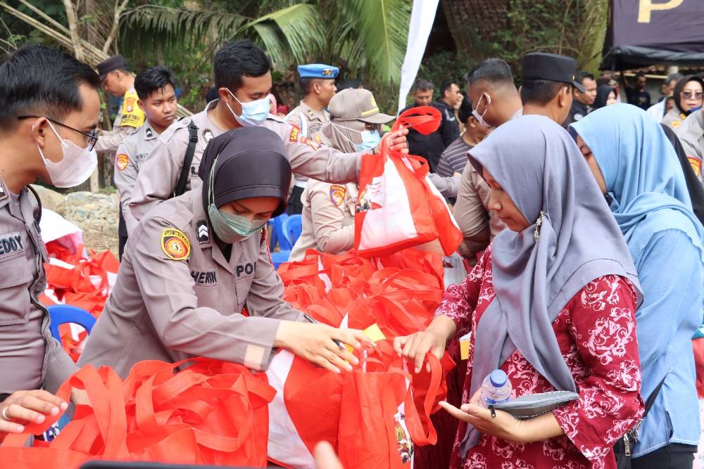 Ciptakan Suasana Pilkada Damai di Kulonprogo, Polres Bagikan 700 Paket Sembako