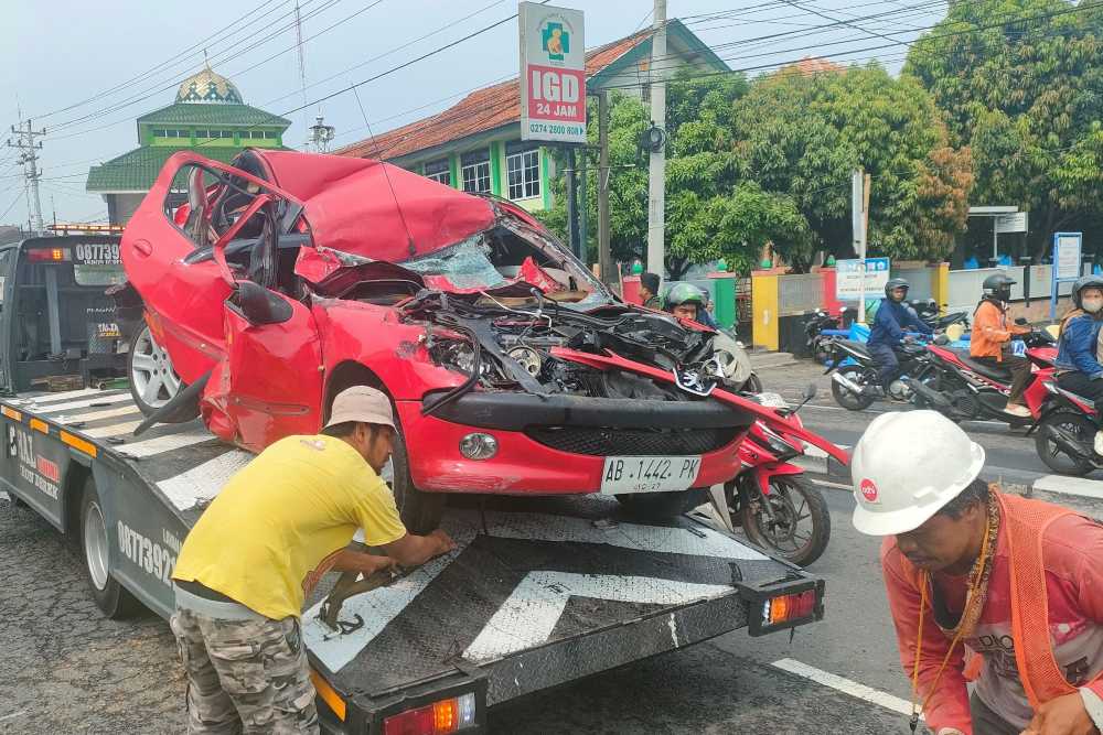 Mobil Tergencet 2 Truk di Ring Road Utara Sleman, Sopir dan Penumpang Selamat