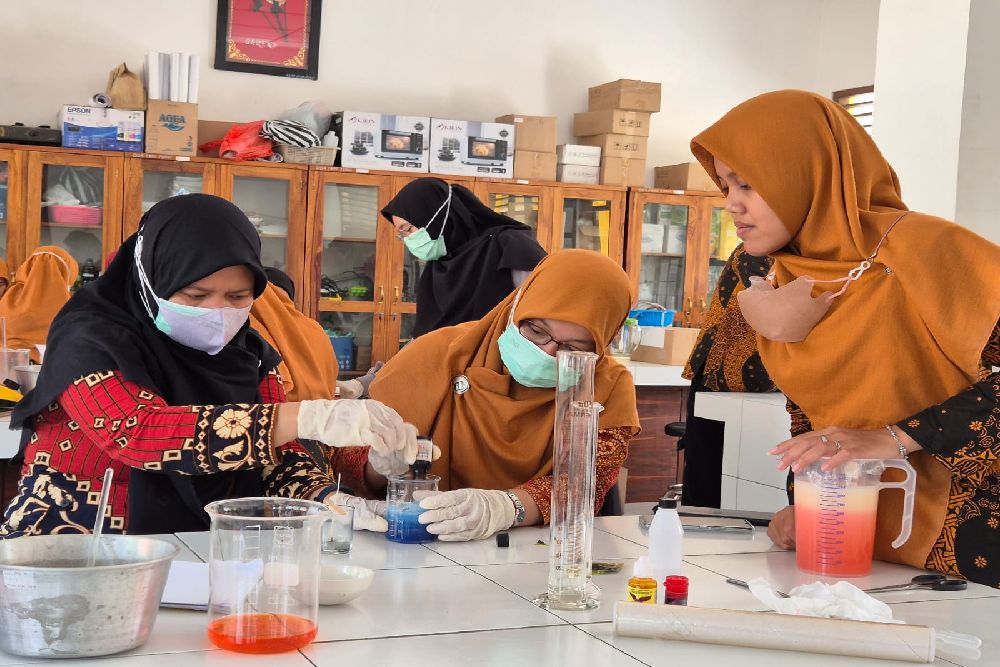 Tim Pengabdian Masyarakat UAD Menggelar Pelatihan Pembuatan Sabun Cair dan Lilin Bagi Guru-guru SMK Negeri 1 Panjatan Kulonprogo