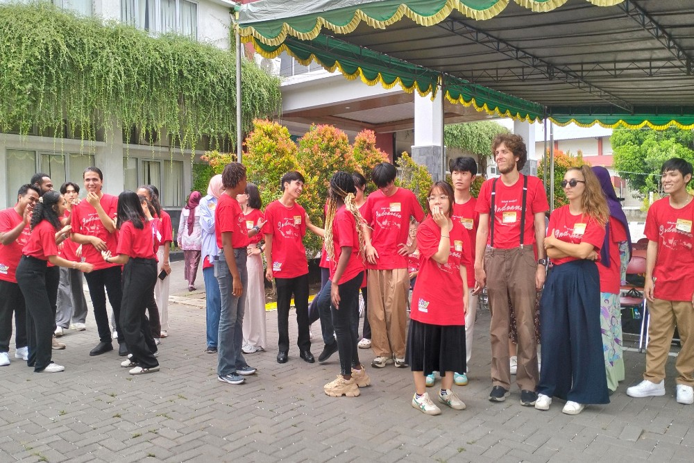 Puluhan Mahasiswa Asing Belajar Kearifan Lokal Jogja, Permainan hingga Makanan Tradisional