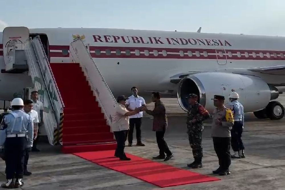 Sultan HB X Menyambut Kedatangan Presiden Prabowo Subianto dan Wakil Presiden Gibran Rakabuming saat Mendarat di Jogja