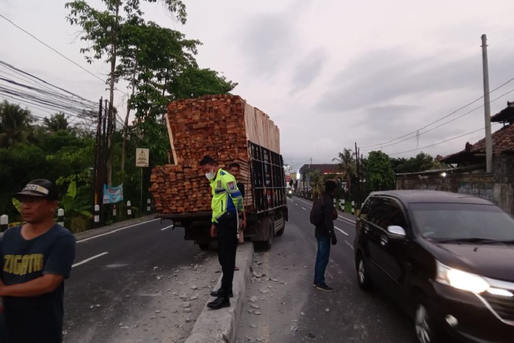 Truk Bermuatan Kayu Tabrak Pembatas Jalan di Gamping