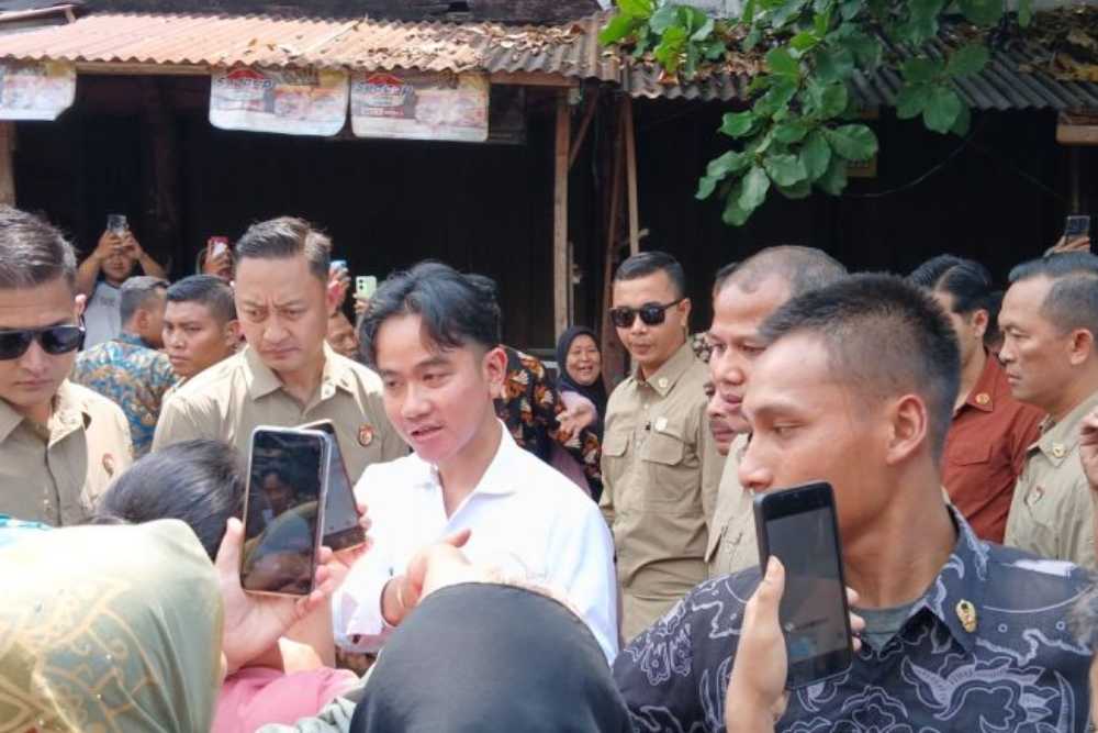 Tinggalkan Kompleks Akmil, Wapres Gibran Blusukan dan Bagi-Bagi Susu di Pasar Kota Magelang