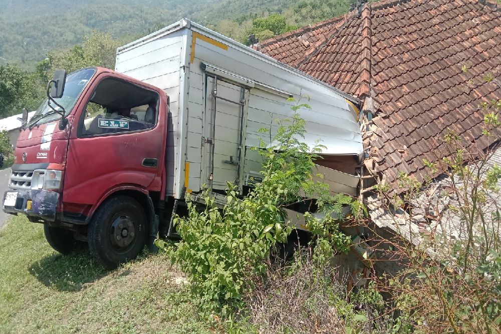 Terperosok ke Jurang, Truk Box Nyangkut di Atap Balai Dusun Jatibungkus Hargomulyo Gunungkidul