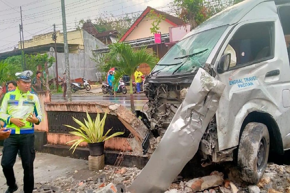 Bawa Lima Penumpang, Toyota Hiace Tabrak Pagar Rumah Warga di Wonosari