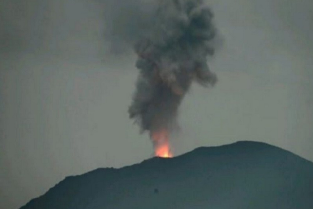 Batas Bahaya Erupsi Tujuh Kilometer,  Gunung Lewotobi Lontarkan Abu Vulkanik dan Pijaran Api