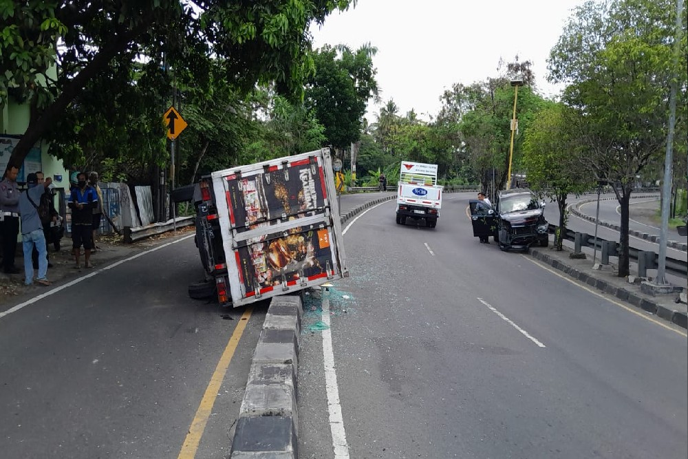 Truk Boks Sundul Toyota Rush di Ring Road Selatan, Tak Ada Korban Jiwa