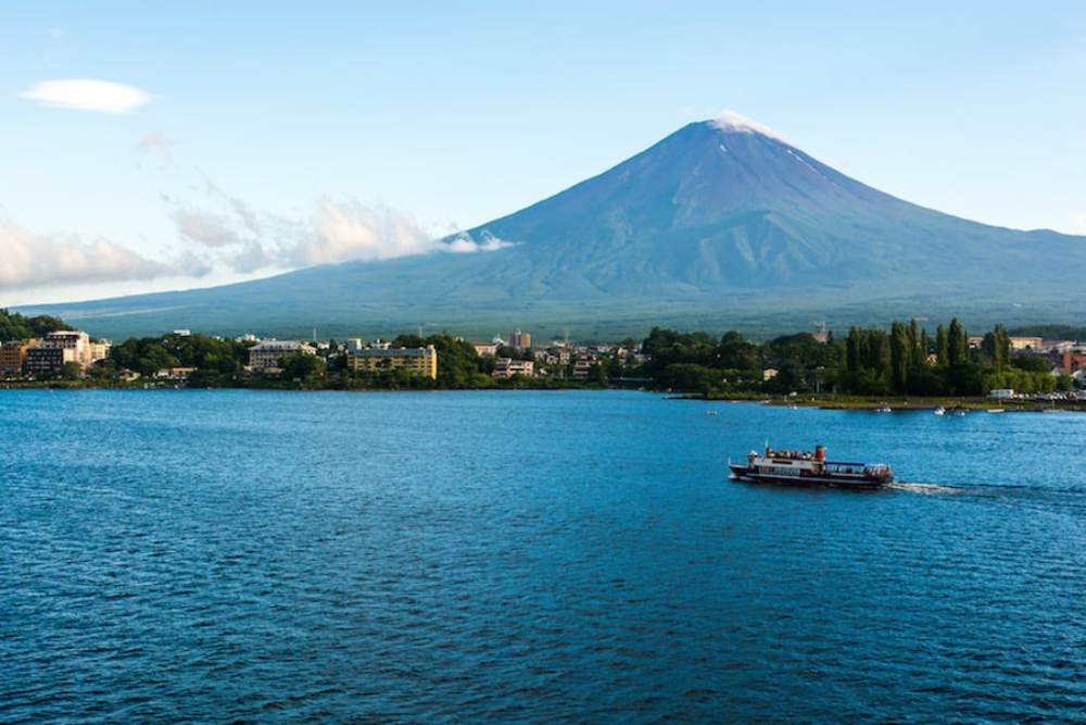 Telat Sebulan dari Biasanya, Salju Akhirnya Turun di Gunung Fuji