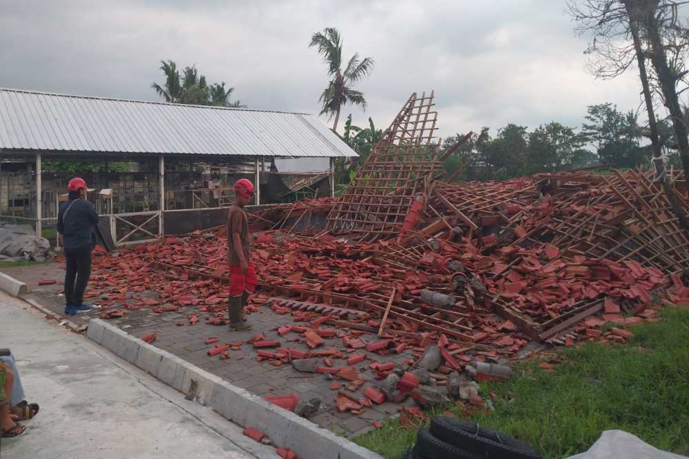 Sleman Dihajar Cuaca Ekstrem sejak Kamis, Pohon Tumbang hingga Joglo Milik Warga Ambruk