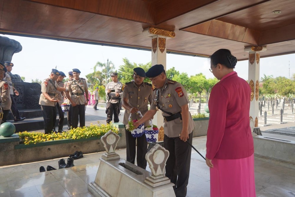 Satbrimob Polda DIY Ziarah Makam Pahlawan dan Gelar Sunatan Gratis